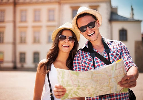 Casal de turistas com um mapa na mão